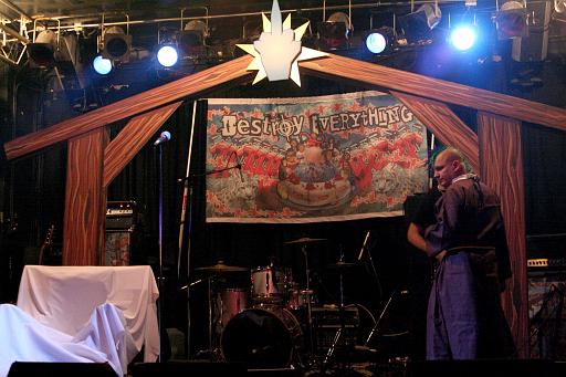 destroy_everything_christmas_rf0430